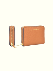 Cartera cuadrada de nailon color camel